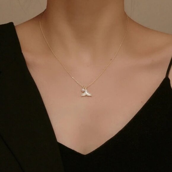 18k Gold Plated Shell Mermaid Tail Pearl Pendant Necklace - Picture 7 of 9